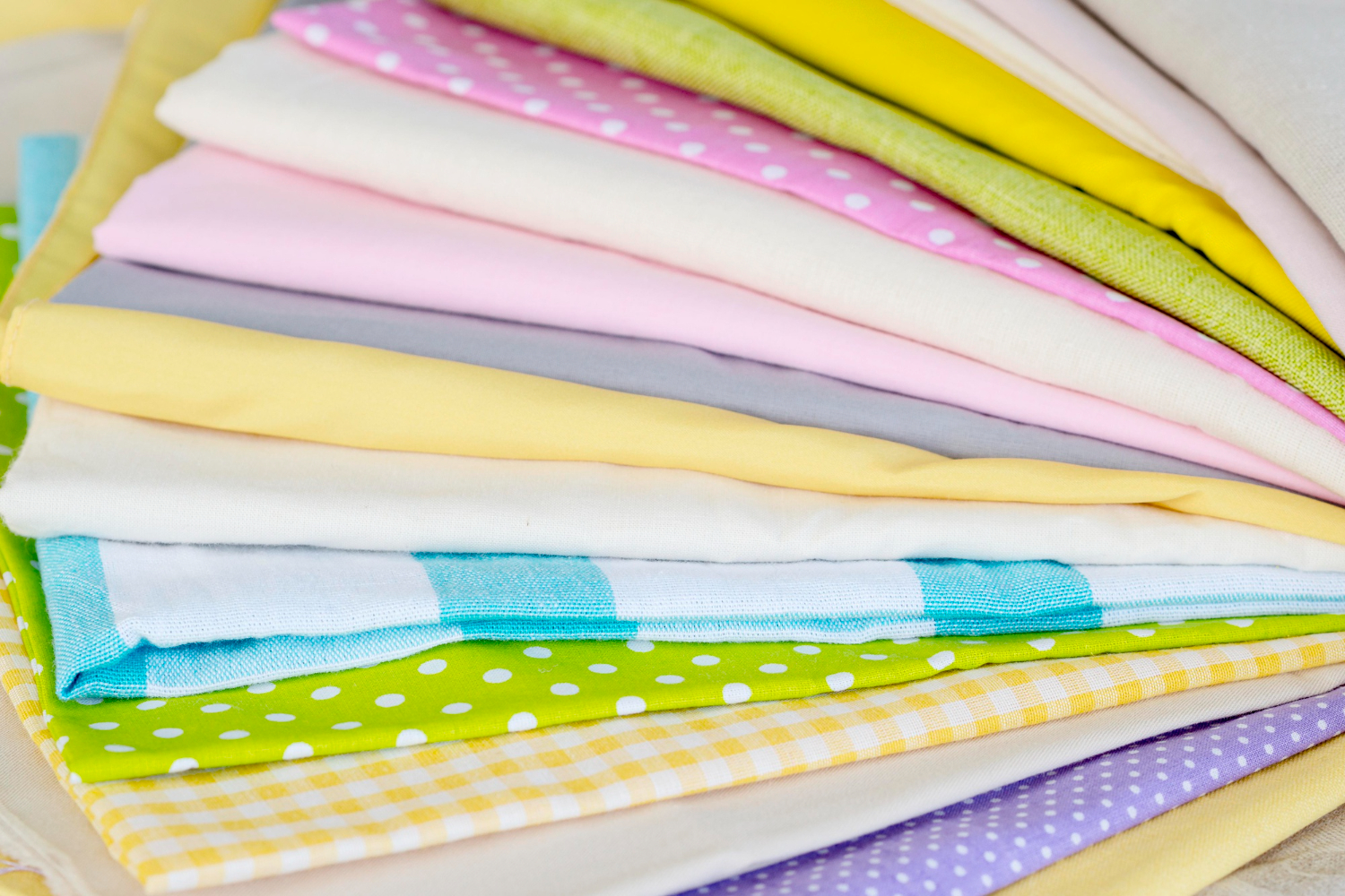 Kolory pościeli a nastrój w sypialni – jak barwy wpływają na jakość snu i odbiór wnętrza?